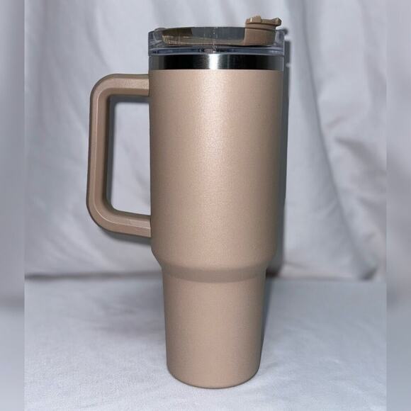 Stanley Quencher H2.0 FlowState Stainless Steel Vacuum Insulated Tumbler in Tan - Picture 4 of 6